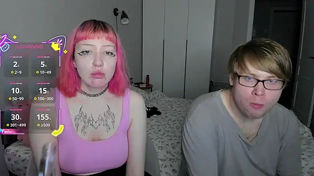 Snapshot of Couple_Molly chatting on 10/16/25, 04:19 Couple Molly online show from 10/16/25, 04:19