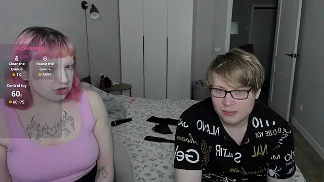 Snapshot of Couple_Molly chatting on 10/20/25, 06:08 Couple Molly online show from 10/20/25, 06:08