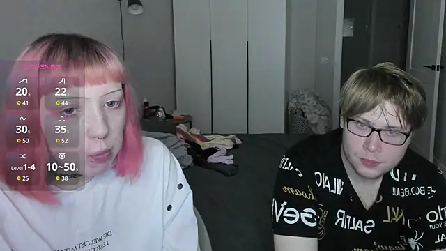 Snapshot of Couple_Molly chatting on 10/21/25, 06:30 Couple Molly online show from 10/21/25, 06:30