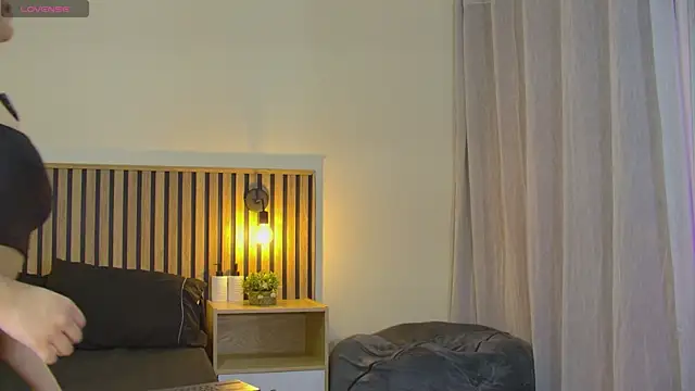 emma morales  online show from 11/24/25, 11:54