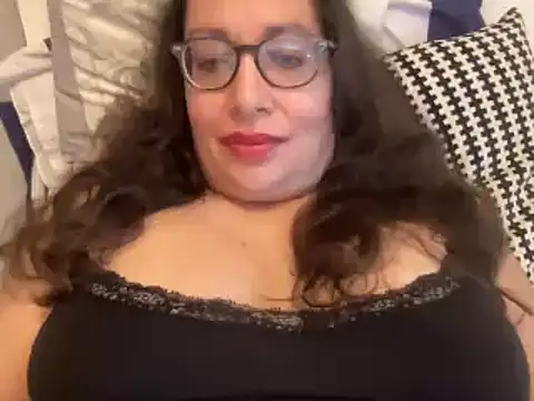 Snapshot of RosaFreya chatting on 09/25/25, 11:03 RosaFreya online show from 09/25/25, 11:03