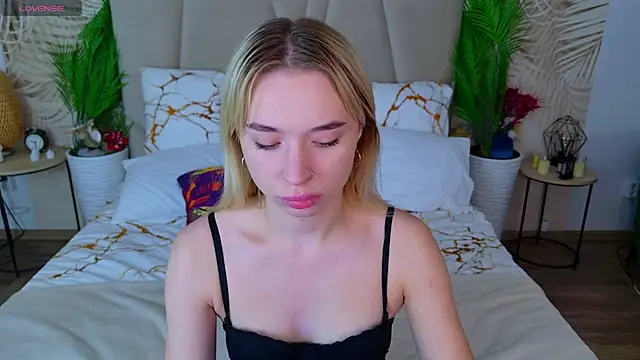 Snapshot of RachelColon chatting on 10/19/25, 03:34 RachelColon online show from 10/19/25, 03:34