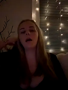 Snapshot of ItsLxsa chatting on 10/20/25, 10:43 ItsLxsa online show from 10/20/25, 10:43