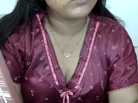 Snapshot of Mon-Luv chatting on 04/10/26, 11:37 Mon-Luv online show from 04/10/26, 11:37