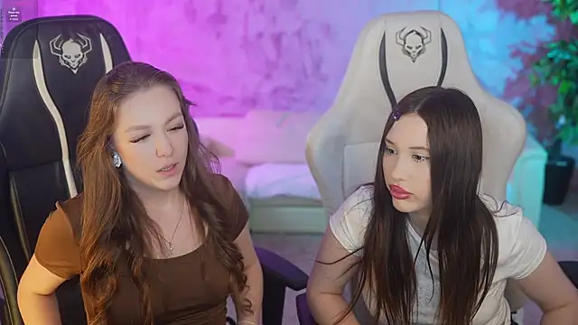 Snapshot of Ella_054 chatting on 10/07/25, 02:47 Ella 054 online show from 10/07/25, 02:47