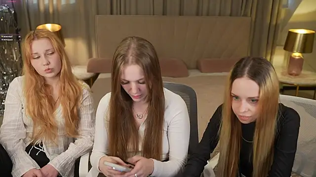 Snapshot of Ella_054 chatting on 10/13/25, 02:28 Ella 054 online show from 10/13/25, 02:28