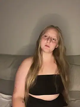 Snapshot of young_hailey chatting on 09/15/25, 05:35 young hailey online show from 09/15/25, 05:35