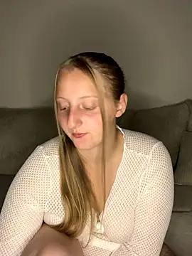 Snapshot of young_hailey chatting on 09/19/25, 01:29 young hailey online show from 09/19/25, 01:29