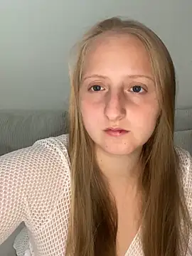 Snapshot of young_hailey chatting on 09/24/25, 07:33 young hailey online show from 09/24/25, 07:33