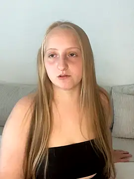 Snapshot of young_hailey chatting on 10/02/25, 08:10 young hailey online show from 10/02/25, 08:10