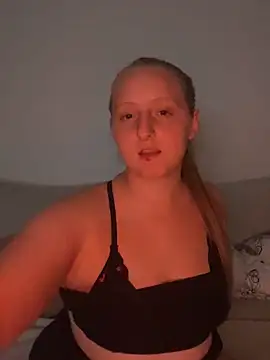 Snapshot of young_hailey chatting on 11/11/25, 06:52 young hailey online show from 11/11/25, 06:52