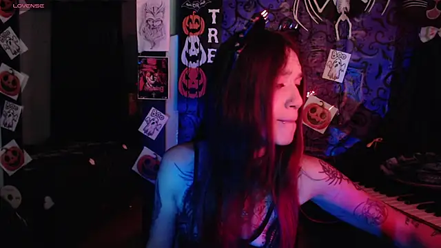 Snapshot of lilithword chatting on 10/19/25, 01:12 lilithword online show from 10/19/25, 01:12