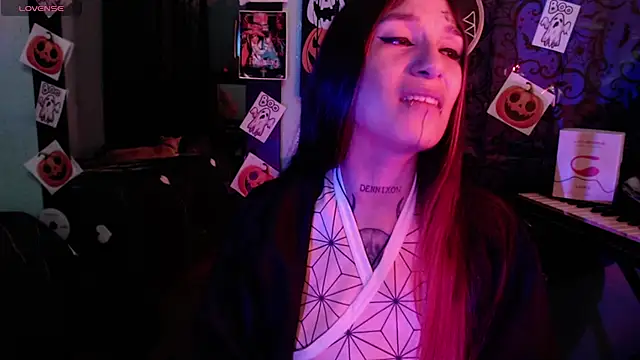 Snapshot of lilithword chatting on 10/27/25, 01:04 lilithword online show from 10/27/25, 01:04