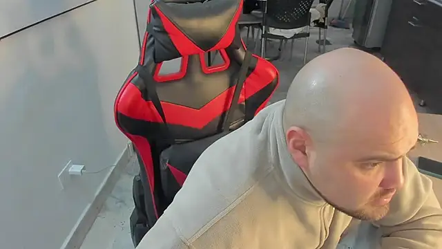 Snapshot of ElianCrow chatting on 11/28/25, 09:50 ElianCrow online show from 11/28/25, 09:50