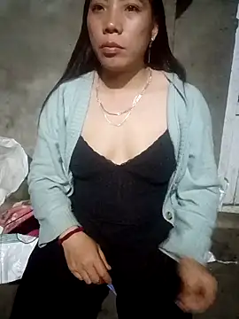 Snapshot of Phuong_xxx chatting on 12/20/25, 01:07 Phuong xxx online show from 12/20/25, 01:07