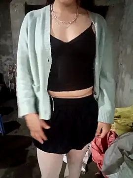 Snapshot of Phuong_xxx chatting on 12/21/25, 01:13 Phuong xxx online show from 12/21/25, 01:13