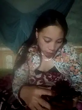 Snapshot of Phuong_xxx chatting on 12/21/25, 01:18 Phuong xxx online show from 12/21/25, 01:18