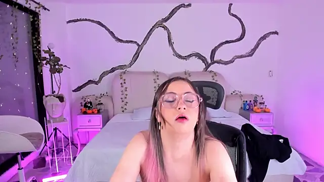 SarahCastro1  online show from 10/25/25, 05:15