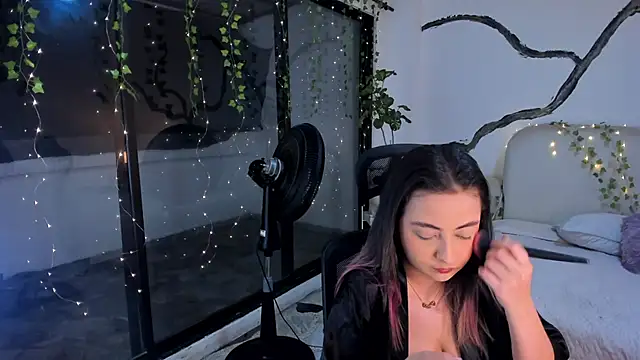 SarahCastro1  online show from 11/19/25, 05:29