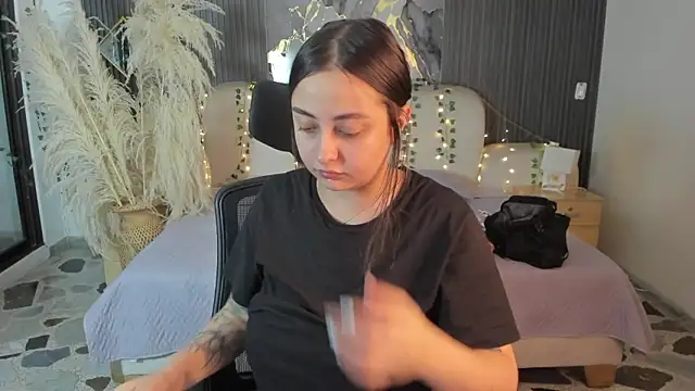 SarahCastro1  online show from 02/20/26, 04:09