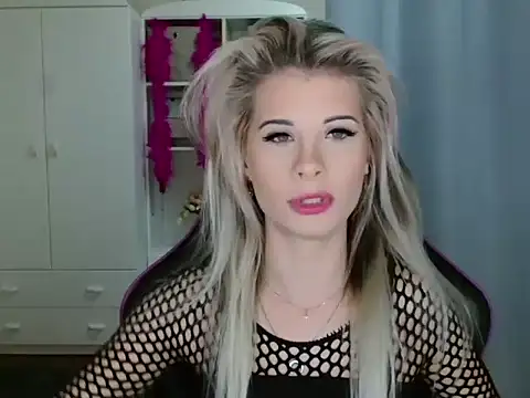 KristineGlow online show from 10/31/25, 07:20