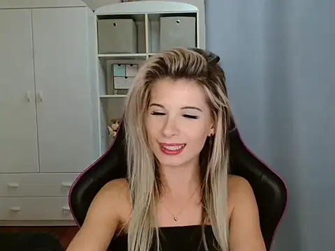 KristineGlow online show from 11/25/25, 07:14