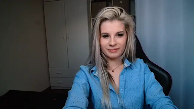 Snapshot of KristineGlow chatting on 06/16/26, 06:32 KristineGlow online show from 06/16/26, 06:32