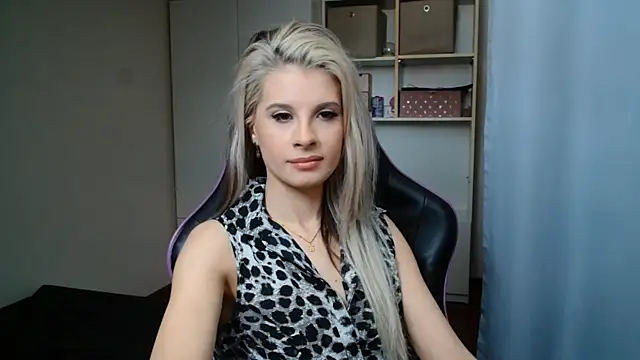 Snapshot of KristineGlow chatting on 06/18/26, 06:46 KristineGlow online show from 06/18/26, 06:46