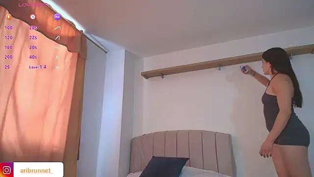 BrunnetAri  online show from 11/01/25, 06:21