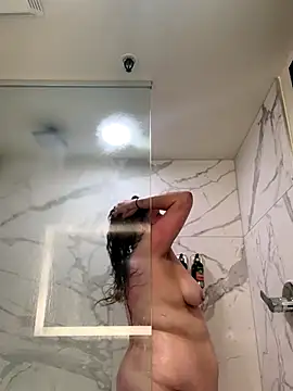 Snapshot of Rosalee2 chatting on 09/18/25, 12:18 Rosalee2 online show from 09/18/25, 12:18