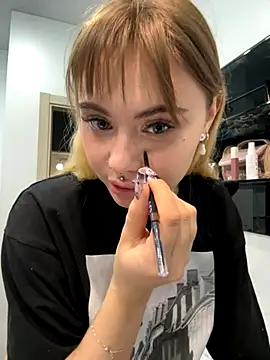 LunaMillie online show from 12/01/25, 09:47