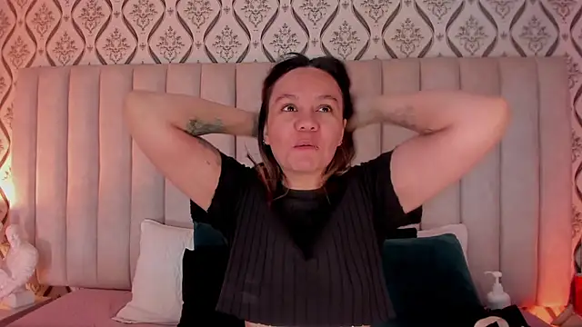 Sky Junne online show from 04/01/26, 06:05