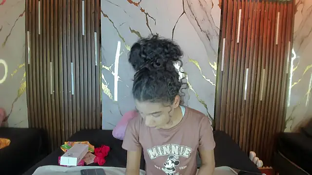 VictoriaDuart online show from 10/11/25, 08:07