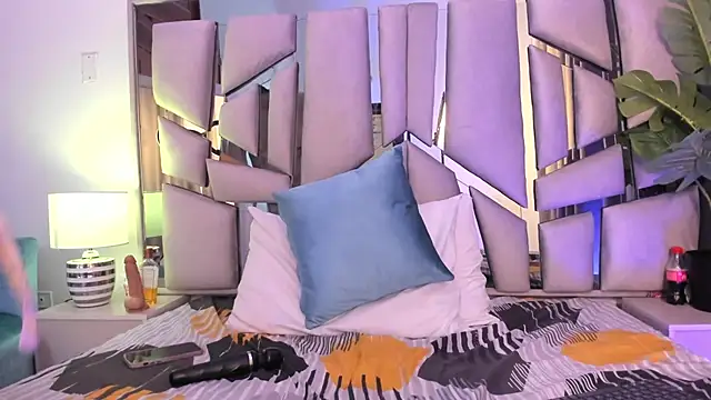  valeria saenz  online show from 10/30/25, 08:27