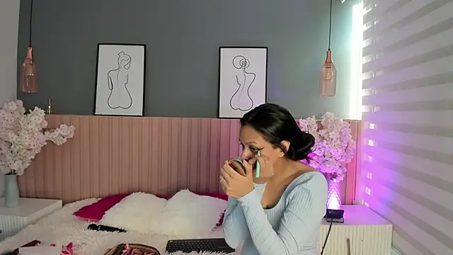 Mila Hank  online show from 03/04/26, 12:11