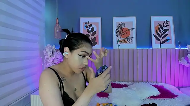 Mila Hank  online show from 05/06/26, 12:10