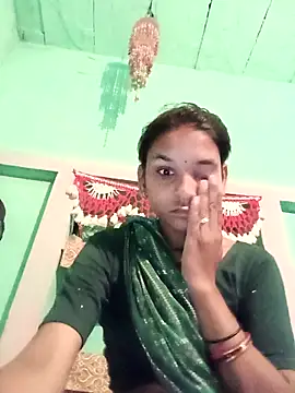 Snapshot of Idhika_Jha chatting on 10/12/25, 01:04 Idhika Jha online show from 10/12/25, 01:04