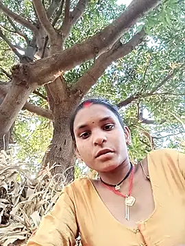 Snapshot of Idhika_Jha chatting on 10/17/25, 11:24 Idhika Jha online show from 10/17/25, 11:24