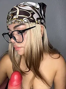 Dakota-Lona online show from 03/12/26, 09:43