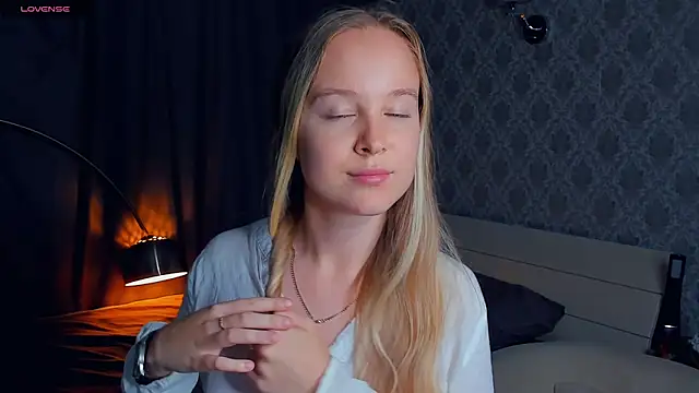 Snapshot of SoonMoor chatting on 09/17/25, 05:14 SoonMoor online show from 09/17/25, 05:14