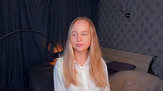 Snapshot of SoonMoor chatting on 09/20/25, 05:47 SoonMoor online show from 09/20/25, 05:47