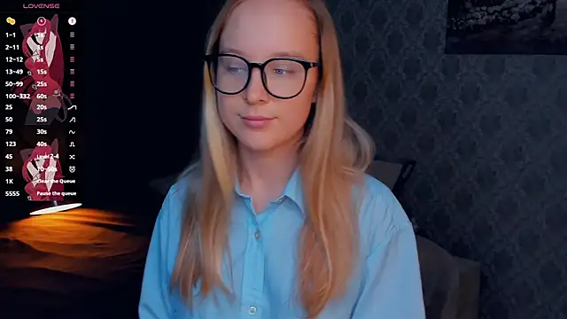 Snapshot of SoonMoor chatting on 10/12/25, 04:17 SoonMoor online show from 10/12/25, 04:17