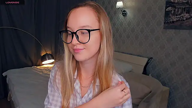 Snapshot of SoonMoor chatting on 10/20/25, 04:07 SoonMoor online show from 10/20/25, 04:07