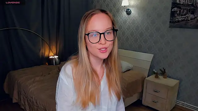 Snapshot of SoonMoor chatting on 10/28/25, 06:10 SoonMoor online show from 10/28/25, 06:10