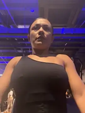 TiffanyyLam online show from 10/28/25, 10:19