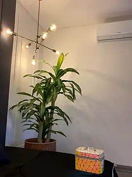 TiffanyyLam online show from 10/30/25, 11:11