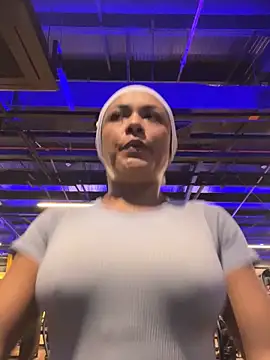 TiffanyyLam online show from 11/04/25, 10:47