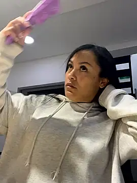 TiffanyyLam online show from 01/10/26, 11:45