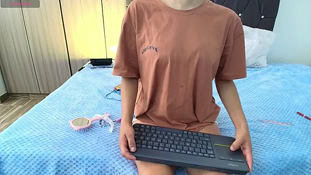 Snapshot of Ruby_Whispers chatting on 10/22/25, 12:05 Ruby Whispers online show from 10/22/25, 12:05