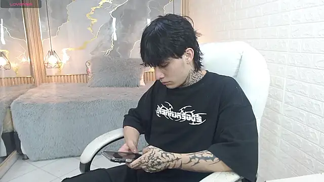 Snapshot of Iantwink18 chatting on 03/06/26, 03:25 Iantwink18 online show from 03/06/26, 03:25